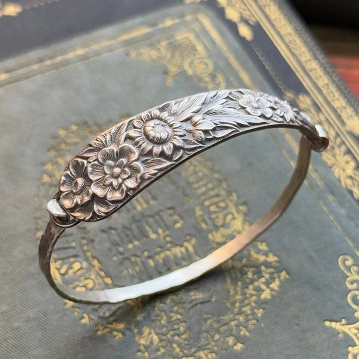 PetalCharm – Oldtimer Armband Aus Silber Mit Blumengravur