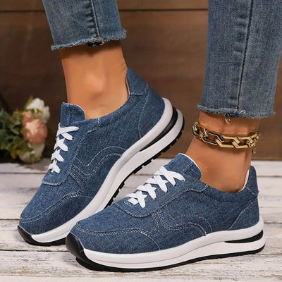 Stylische Sneaker im Denim-Look