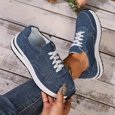 Stylische Sneaker im Denim-Look