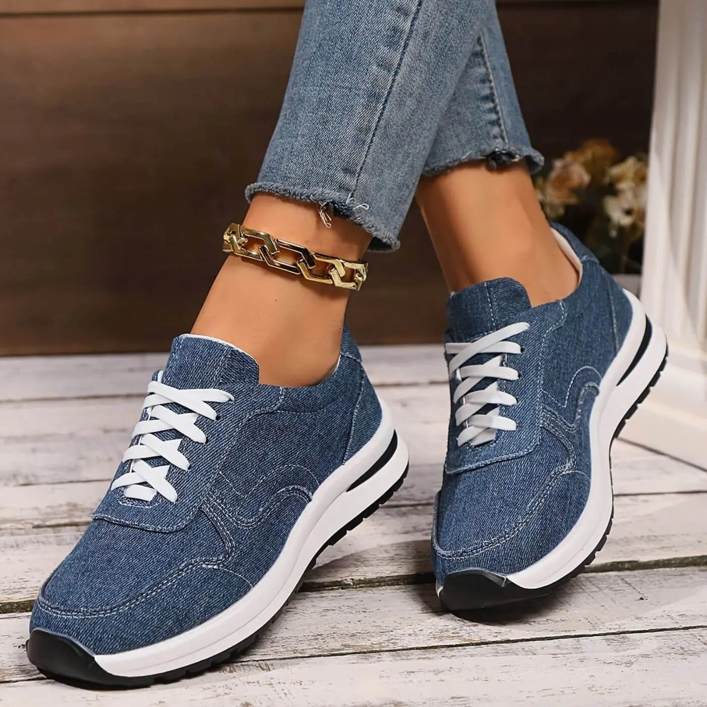 Stylische Sneaker im Denim-Look