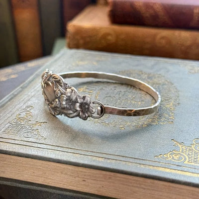 PetalCharm – Oldtimer Armband Aus Silber Mit Blumengravur